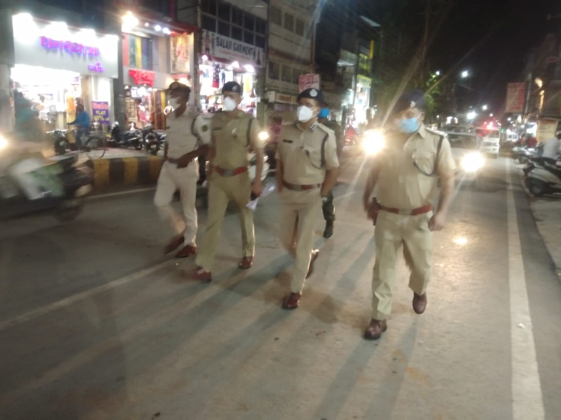 रायपुर SSP ने स्वयं पैदल पेट्रोलिंग कर विजुअल पुलिसिंग की शुरुआत 