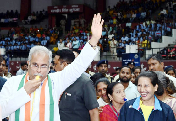 मुख्यमंत्री ने रेफरी बन खेल की शुरूआत की, पारंपरिक खेलों मे खुद आजमाए हाथ