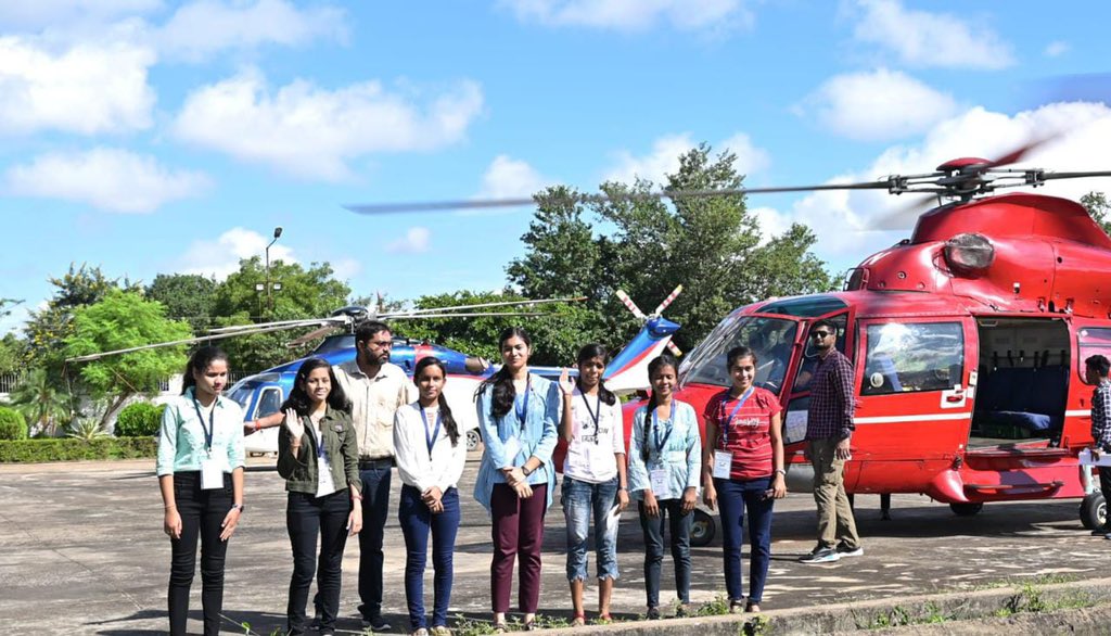 10वीं-12वीं के मेधावी विद्यार्थियों को सरकार ने कराई हेलीकाप्टर की सैर