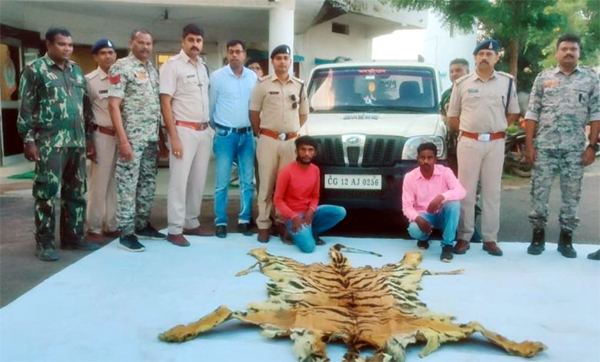 बाघ की खाल के साथ 2 तस्करों को पुलिस ने किया गिरफ्तार