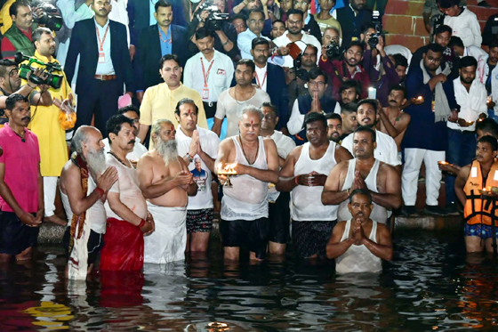 मुख्यमंत्री भूपेश बघेल ने खारून नदी के महादेव घाट में किया कार्तिक पूर्णिमा स्नान