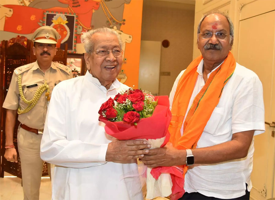 नवनिर्वाचित सांसद बृजमोहन अग्रवाल राज्यपाल हरिचंदन से मिले