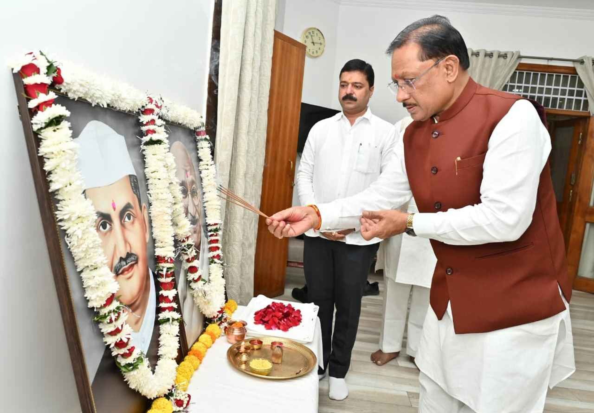 मुख्यमंत्री श्री साय ने राष्ट्रपिता महात्मा गांधी और पूर्व प्रधानमंत्री श्री लाल बहादुर शास्त्री को उनकी जयंती पर किया नमन