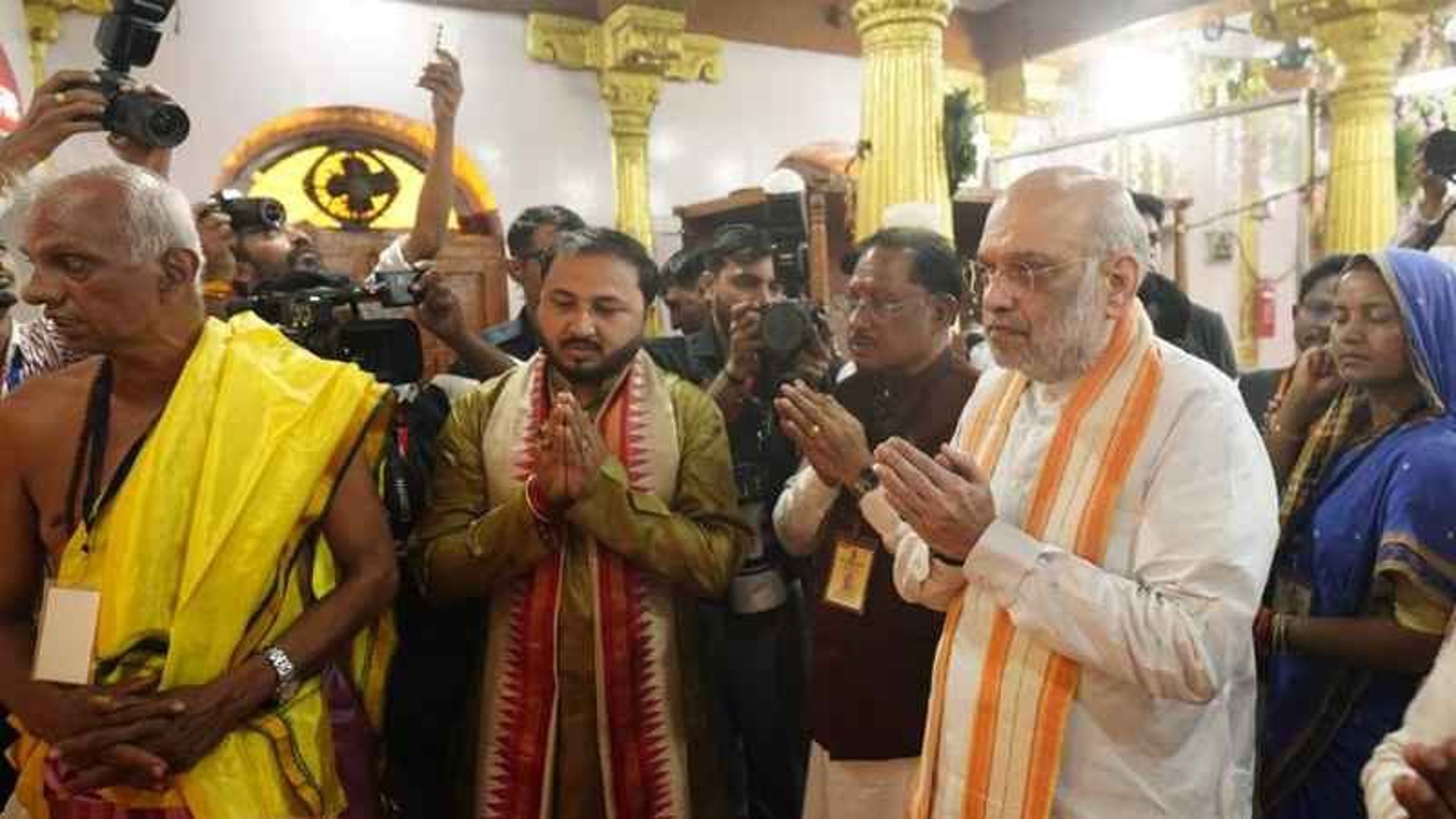 केंद्रीय गृह मंत्री श्री अमित शाह और मुख्यमंत्री श्री विष्णुदेव साय ने बस्तर की आराध्य देवी मां दंतेश्वरी की पूजा-अर्चना कर देश-प्रदेश की सुख-शांति-समृद्धि और खुशहाली का मांगा आशीर्वाद