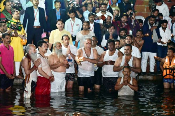 मुख्यमंत्री भूपेश बघेल ने खारून नदी के महादेव घाट में किया कार्तिक पूर्णिमा स्नान