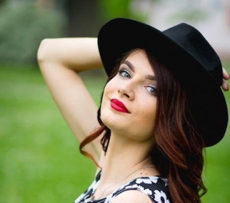 नारी के आकर्षण को बढ़ाने का काम करते हैं होंठ, इन तरीकों से दें इन्हें निखार