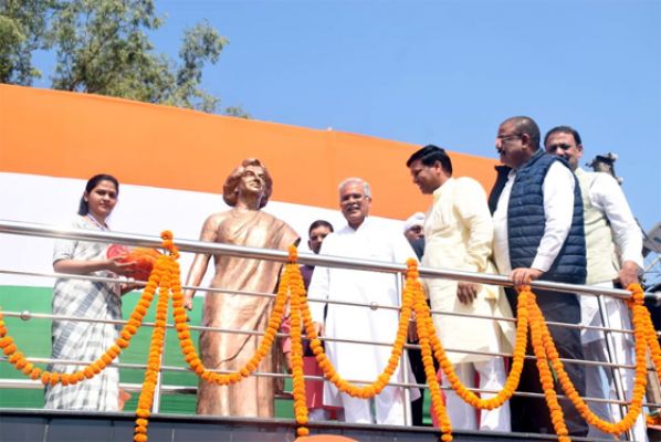 मुख्यमंत्री भूपेश बघेल ने इंदिरा गांधी की प्रतिमा का किया अनावरण