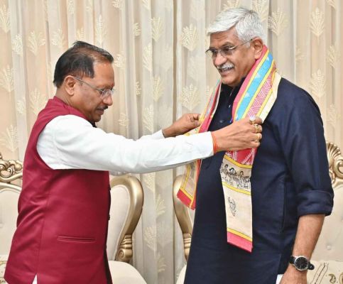 केंद्रीय पर्यटन एवं संस्कृति मंत्री श्री गजेन्द्र सिंह शेखावत ने मुख्यमंत्री श्री विष्णुदेव साय से की सौजन्य भेंट