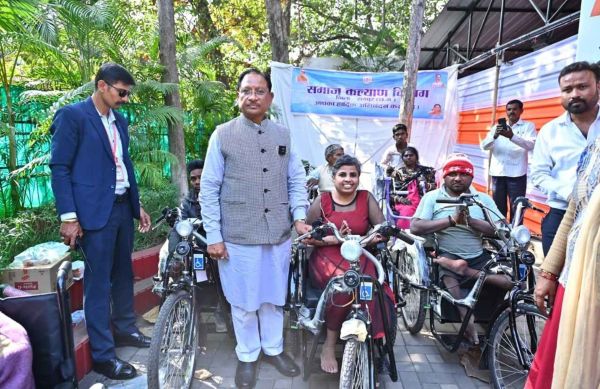 मुख्यमंत्री जनदर्शन में दिव्यांगजनों को मिली राहत, मुख्यमंत्री ने बैटरी चालित ट्राइसिकल किया प्रदान