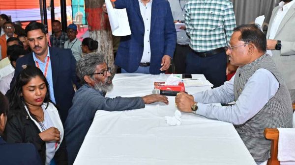 60 वर्षीय अविवाहित श्रमिक श्री हनुमंत राव का नहीं बना था राशन कार्ड, मुख्यमंत्री ने जनदर्शन में तत्काल राशन कार्ड बनाने के दिए निर्देश