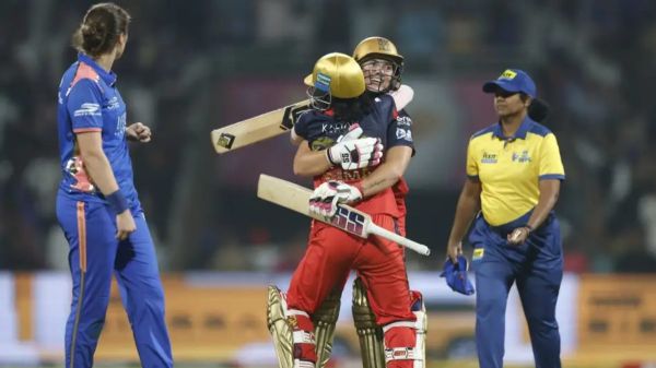 WPL 2026, MI vs RCB : सीजन के पहले मुकाबले में आरसीबी ने मुंबई को 3 विकेट से हराया, नादिन डी क्लार्क ने खेली 63 रनों की शानदार पारी