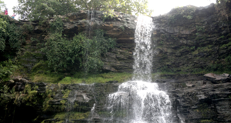 धसकूद झरना - Dhaskud Waterfall